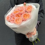 Письмо к Джульетте: пионовидные розы в лаконичной упаковке в Санкт-Петербурге - Фотография 5