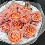 Письмо к Джульетте: пионовидные розы в лаконичной упаковке в Санкт-Петербурге - Фотография 7