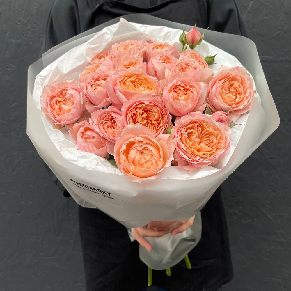 Письмо к Джульетте: 7 пионовидных роз в лаконичной упаковке + аквабокс и коробка-переноска