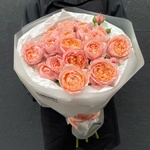 Письмо к Джульетте: пионовидные розы в лаконичной упаковке в Санкт-Петербурге - Фотография 2