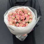 День 13: 15 кустовых роз в лаконичной упаковке в Санкт-Петербурге - Фотография 1