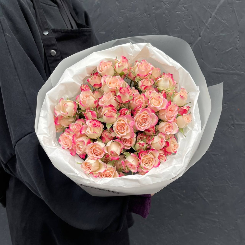 День 13: кустовые розы в лаконичной упаковке с аквабоксом и коробкой-переноской