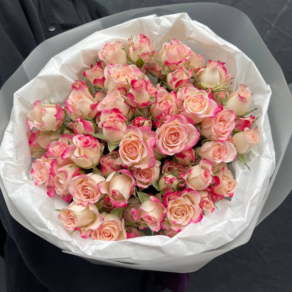 День 13: кустовые розы в лаконичной упаковке с аквабоксом и коробкой-переноской