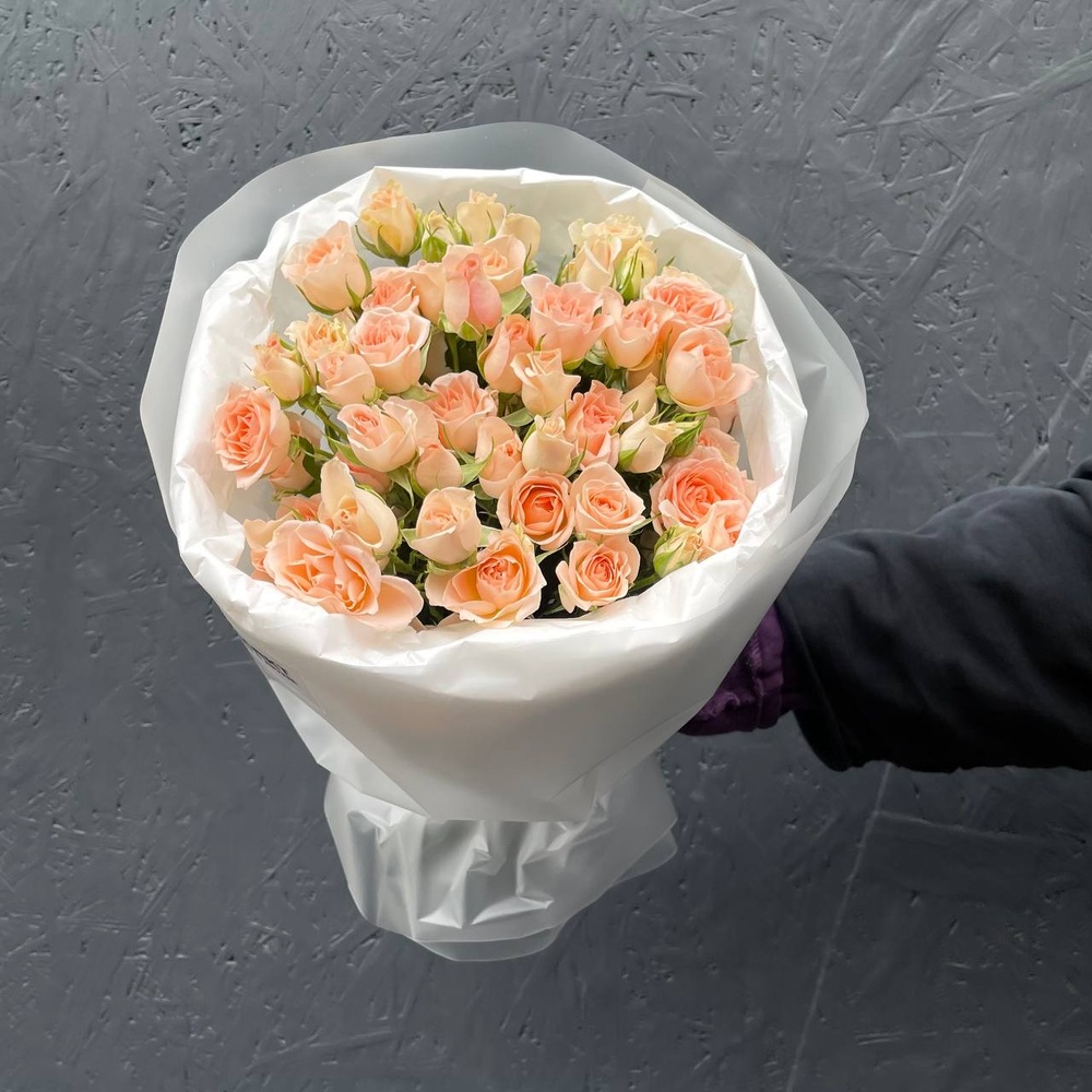 День 14: персиковые розы в лаконичной упаковке с аквабоксом и коробкой-переноской