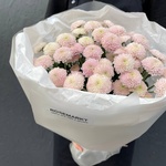 Черничный пай: стойкие хризантемы в лаконичной упаковке в Санкт-Петербурге - Фотография 2