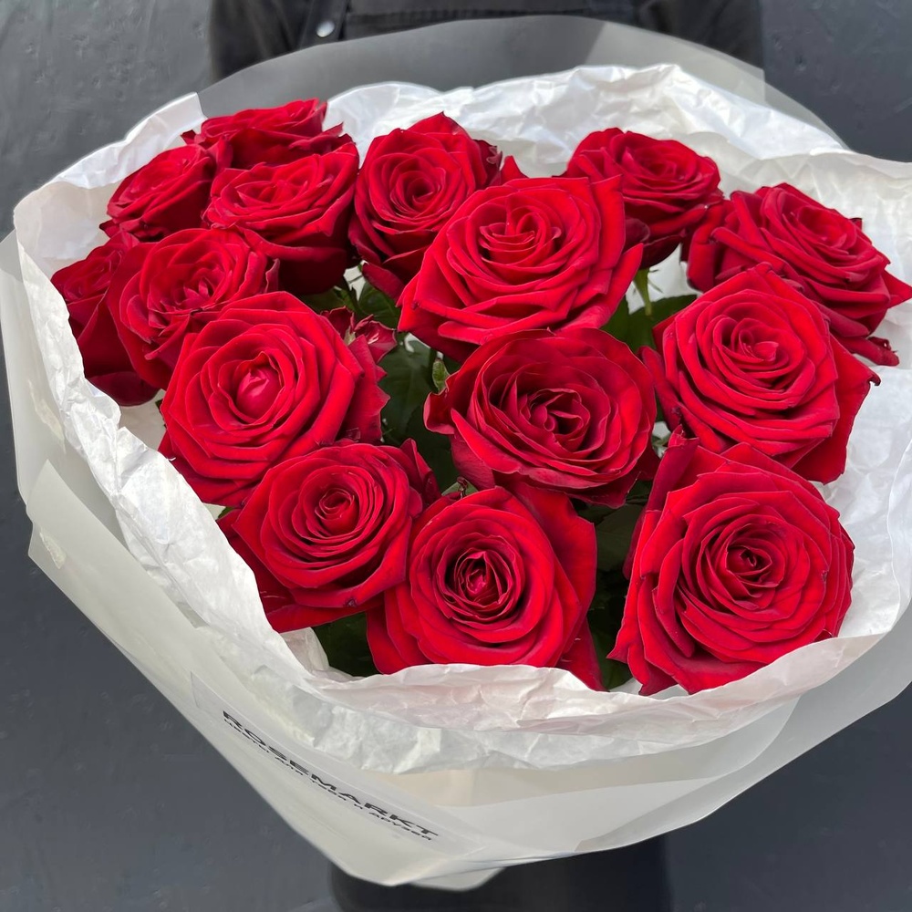 Кровавая Мэри: 15 красных роз с аквабоксом и коробкой-переноской