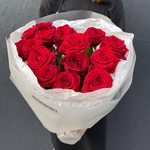 Кровавая Мэри: 15 красных роз в лаконичной упаковке в Санкт-Петербурге - Фотография 1