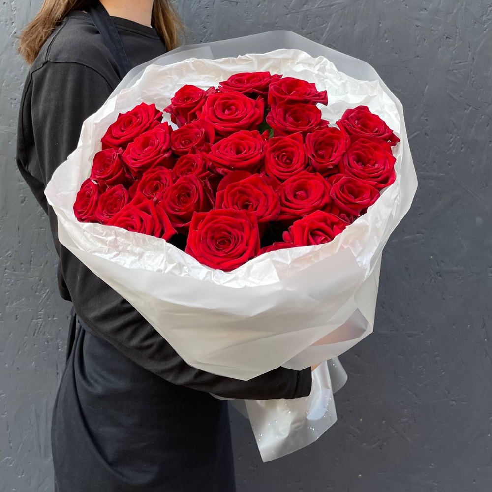 Кровавая Мэри: 25 красных роз + аквабокс и коробка-переноска