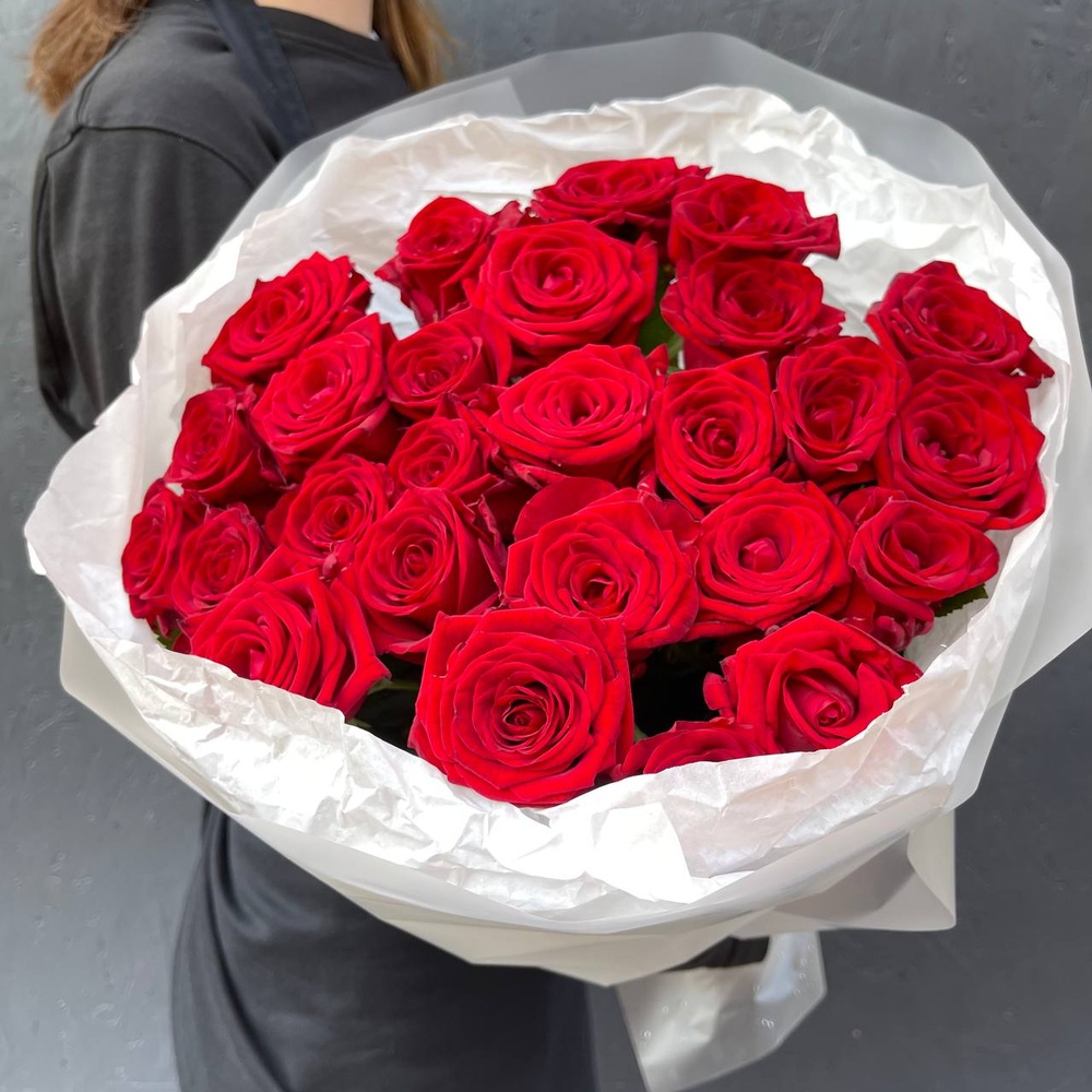 Кровавая Мэри: 25 красных роз + аквабокс и коробка-переноска