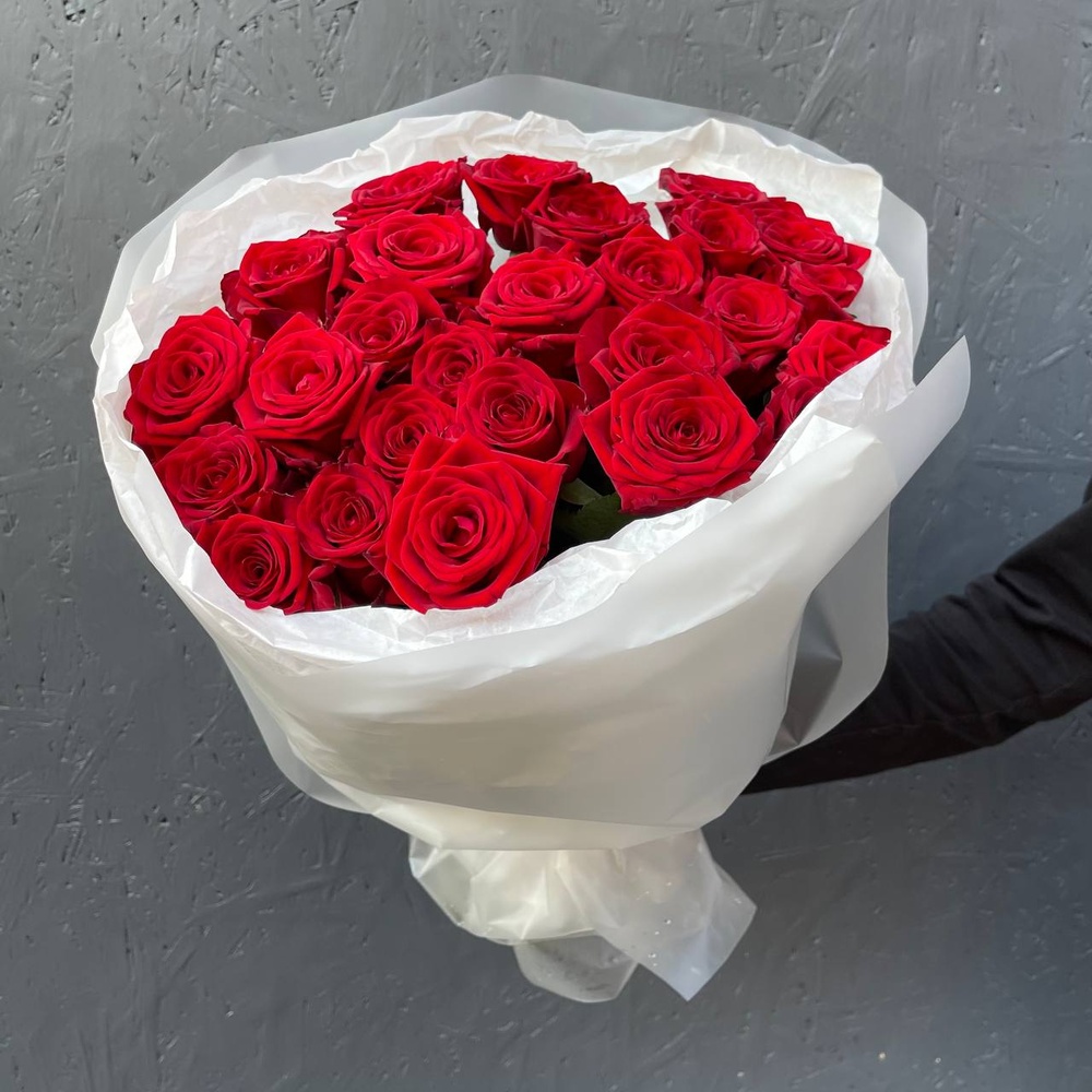 Кровавая Мэри: 25 красных роз + аквабокс и коробка-переноска