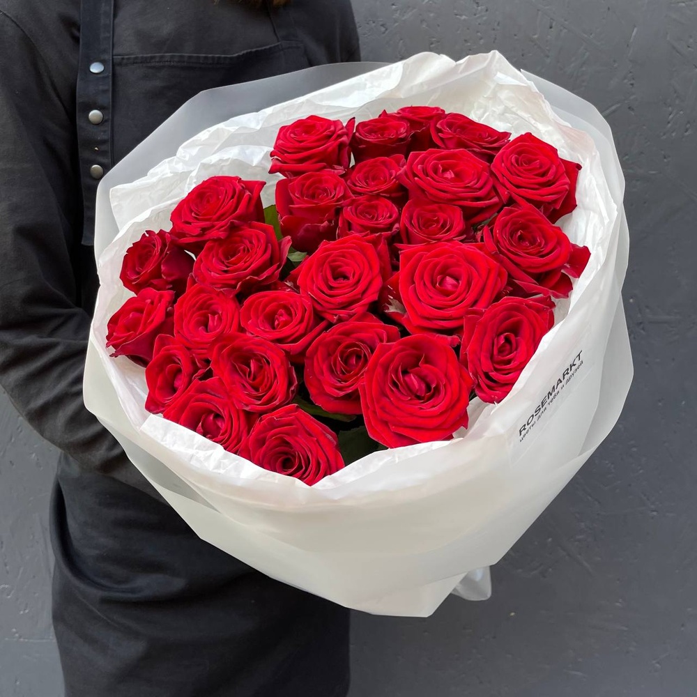 Кровавая Мэри: 25 красных роз + аквабокс и коробка-переноска