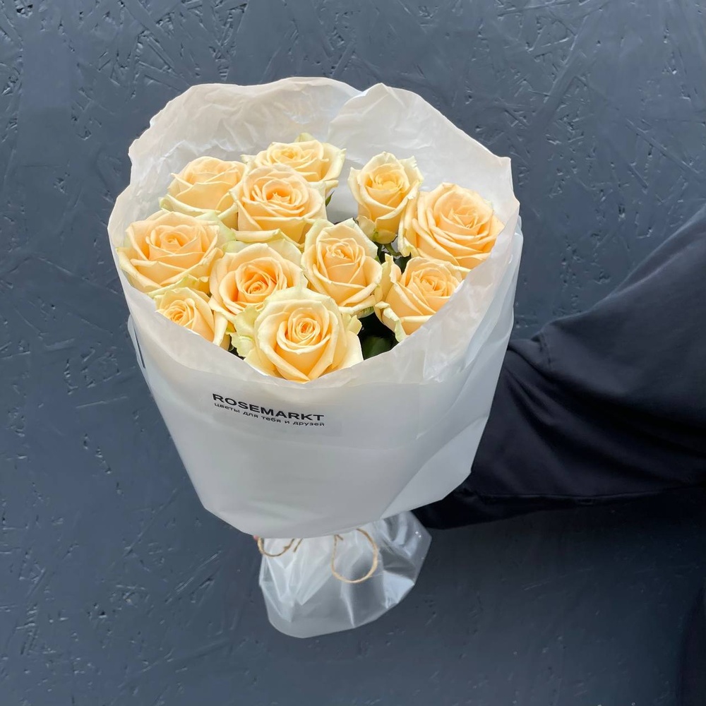 Дюшес: 11 персиковых роз в лаконичной упаковке