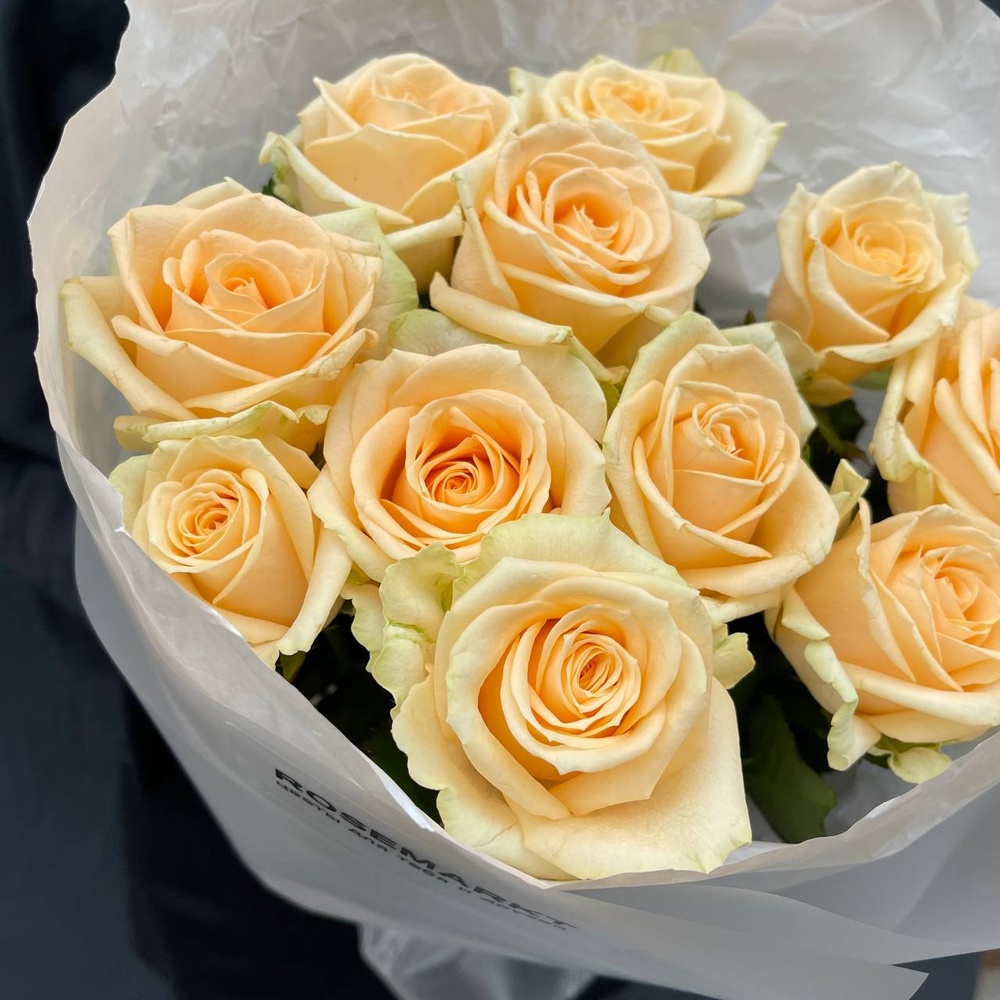 Дюшес: 11 персиковых роз в лаконичной упаковке