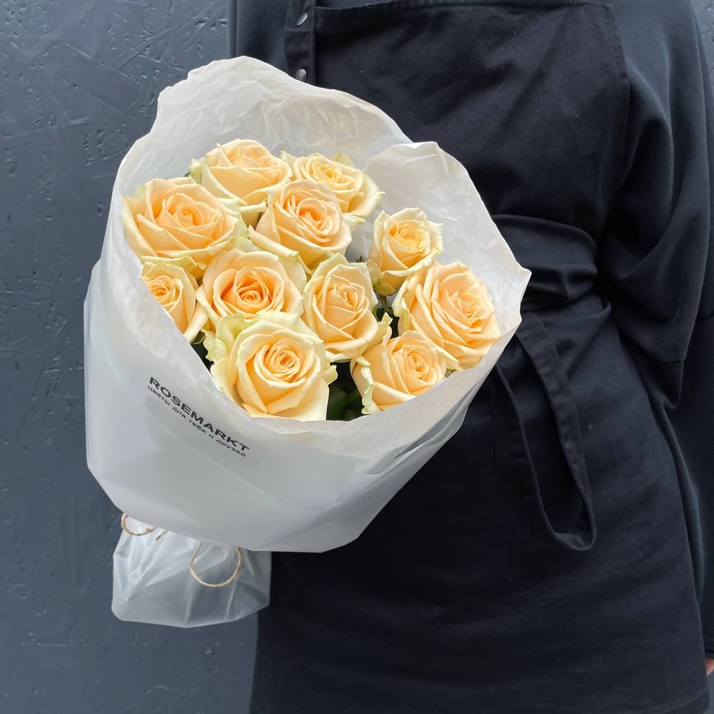 Дюшес: 11 персиковых роз в лаконичной упаковке