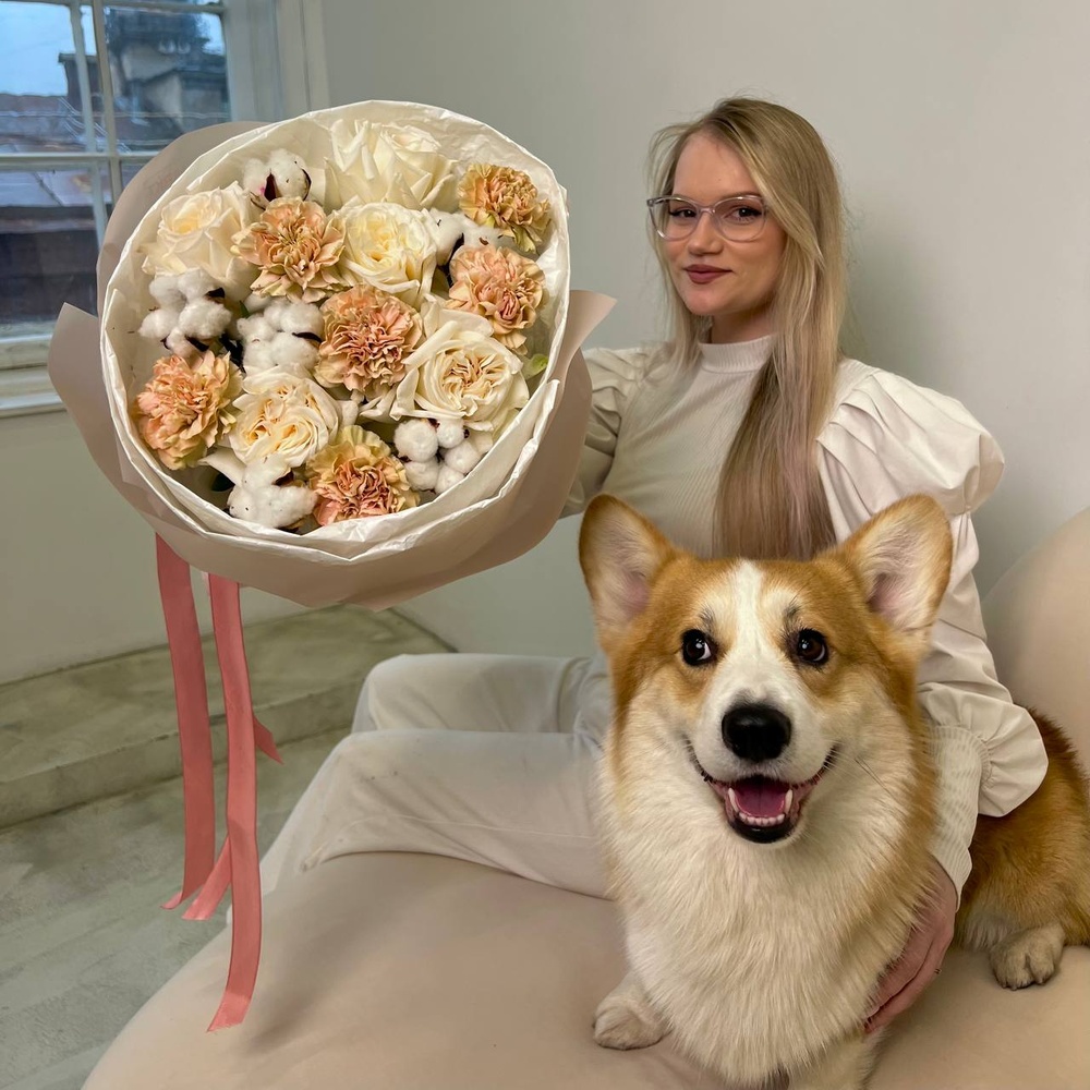 Щенячьи нежности: пионовидная роза, кремовая гвоздика и воздушный хлопок