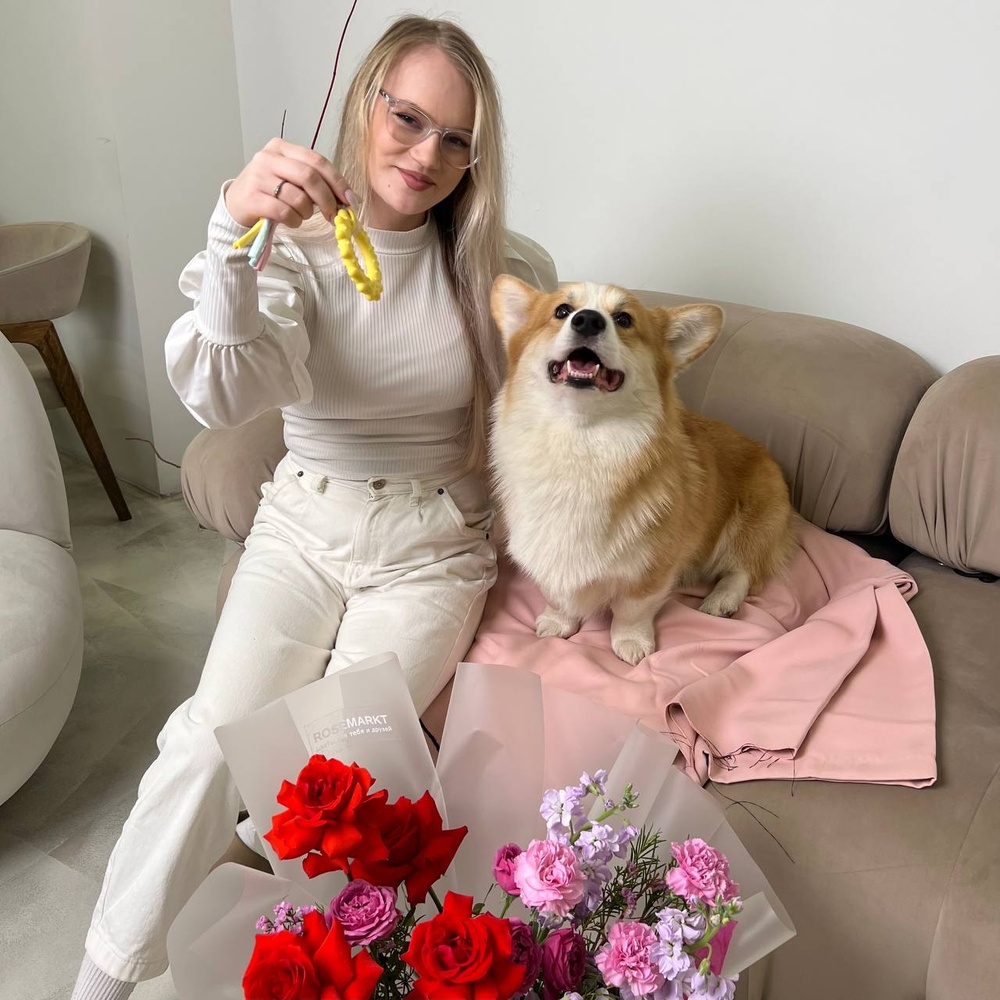 Пушистая любовь: роза Нина, ароматная маттиола и диантус + игрушка для собаки в подарок