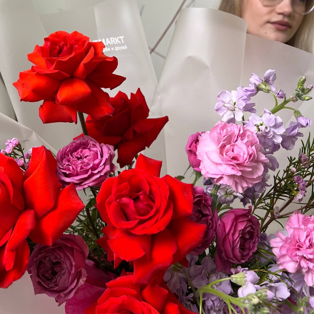 Пушистая любовь: роза Нина, ароматная маттиола и диантус + игрушка для собаки в подарок