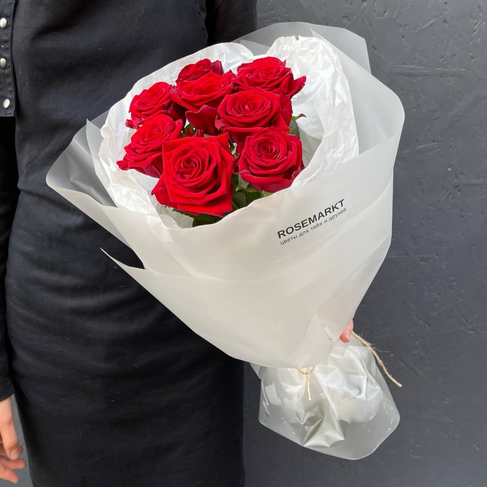 Кровавая Мэри: 9 красных роз в лаконичной упаковке