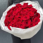 Кровавая Мэри: 35 красных роз в лаконичной упаковке - Фотография 1