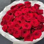 Кровавая Мэри: 35 красных роз в лаконичной упаковке - Фотография 5