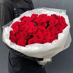 Кровавая Мэри: 35 красных роз в лаконичной упаковке - Фотография 4