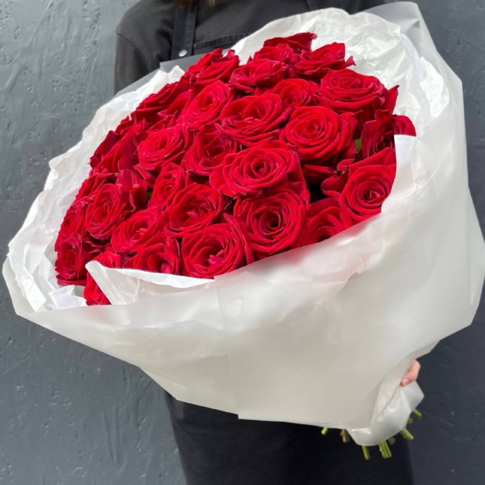 Кровавая Мэри: 35 красных роз с аквабоксом и коробкой-переноской