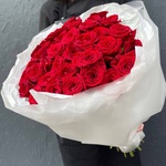 Кровавая Мэри: 35 красных роз в лаконичной упаковке - Фотография 6