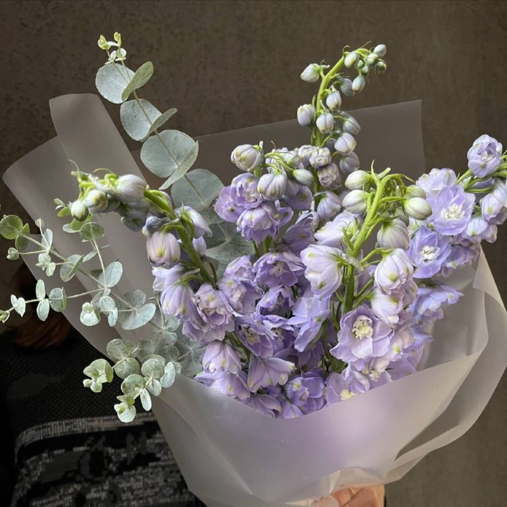 Сиреневый дым: стойкий дельфиниум и эвкалипт + аквабокс и коробка-переноска