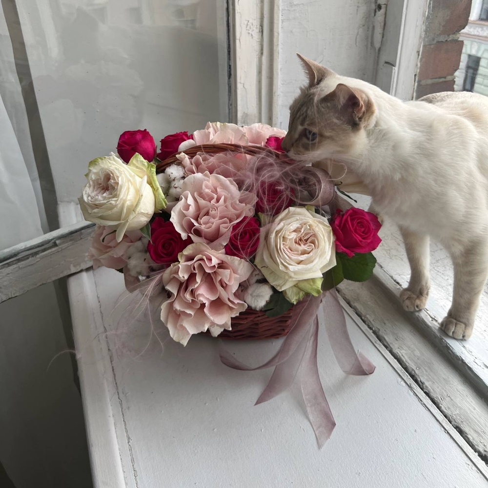 Сэйлор мур: корзина из пионовидных и французских роз с сухоцветами