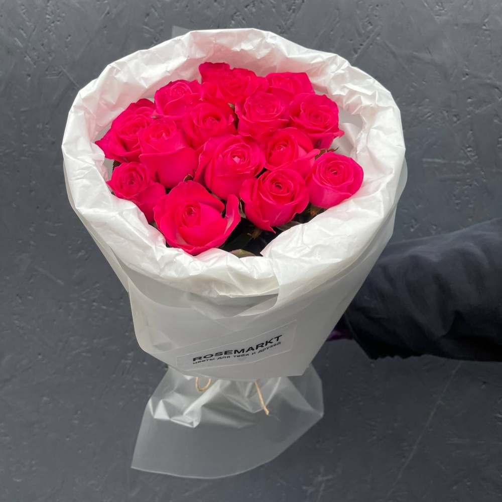 Для Барби: 15 ярко-розовых роз в лаконичной упаковке