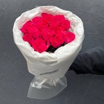 Для Барби: 15 ярко-розовых роз в лаконичной упаковке - Фотография 1