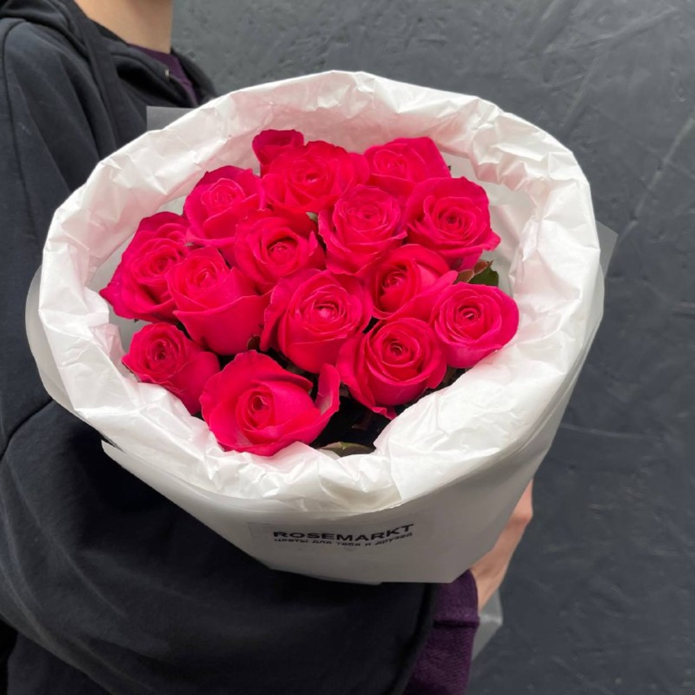 Для Барби: 15 ярко-розовых роз в лаконичной упаковке