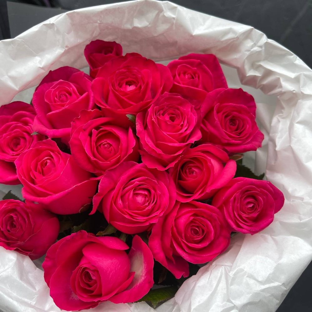 Для Барби: 15 ярко-розовых роз в лаконичной упаковке