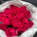 Для Барби: 15 ярко-розовых роз в лаконичной упаковке - Фотография 2