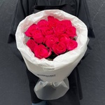 Для Барби: 15 ярко-розовых роз в лаконичной упаковке - Фотография 4