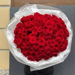 Кровавая Мэри: 101 красных роз в лаконичной упаковке - Фотография 2