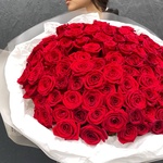 Кровавая Мэри: 101 красных роз в лаконичной упаковке - Фотография 6