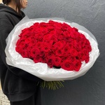 Кровавая Мэри: 101 красных роз в лаконичной упаковке - Фотография 1