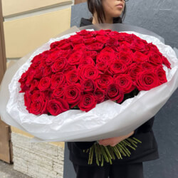 Букет «Кровавая Мэри: 101 красных роз в лаконичной упаковке» Букет «Кровавая Мэри: 101 красных роз в лаконичной упаковке»