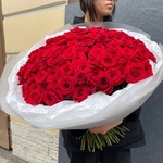 Кровавая Мэри: 101 красных роз в лаконичной упаковке - Фотография 4