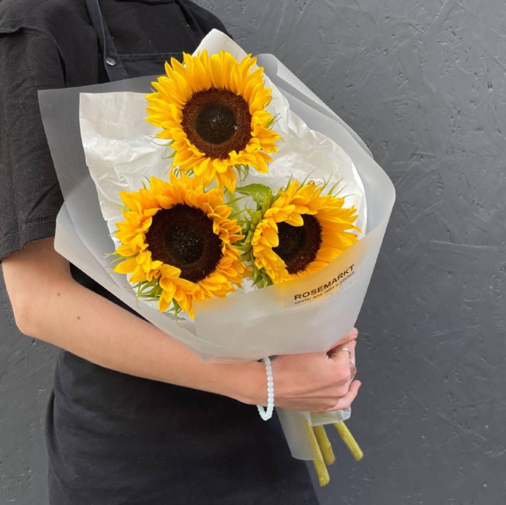 Теплое лето в букете: 3 подсолнуха в лаконичной упаковке 