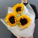 Теплое лето в букете: 3 подсолнуха в лаконичной упаковке  - Фотография 2