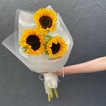 Теплое лето в букете: 3 подсолнуха в лаконичной упаковке  - Фотография 3