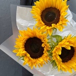 Теплое лето в букете: 3 подсолнуха в лаконичной упаковке  - Фотография 4