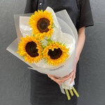 Теплое лето в букете: 3 подсолнуха в лаконичной упаковке  - Фотография 5