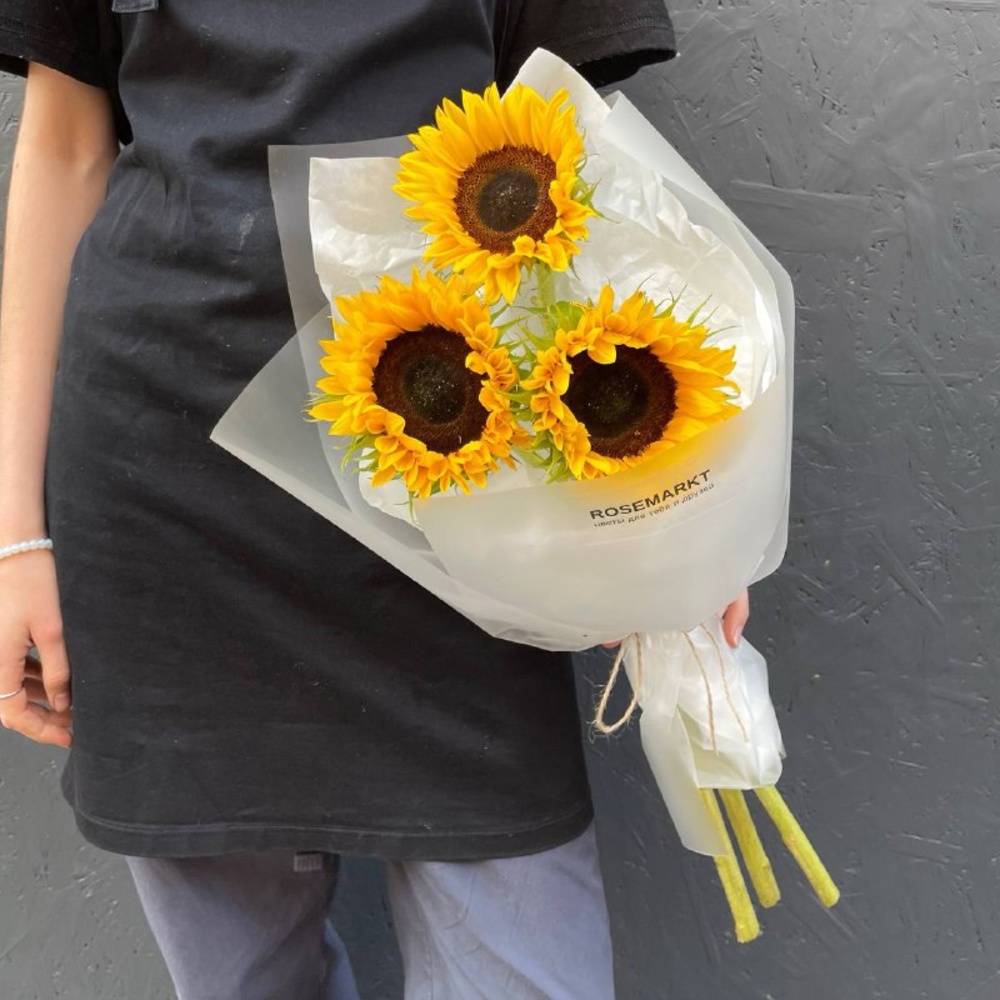 Теплое лето в букете: 3 подсолнуха в лаконичной упаковке 