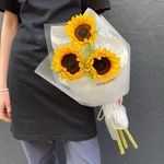 Теплое лето в букете: 3 подсолнуха в лаконичной упаковке  - Фотография 6