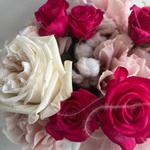 Девять жизней: букет из пионовидных и французских роз в воздушной упаковке - Фотография 3