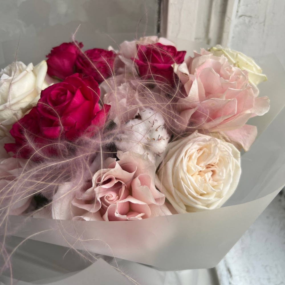 Девять жизней: букет из пионовидных и французских роз в воздушной упаковке
