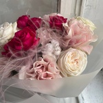 Девять жизней: букет из пионовидных и французских роз в воздушной упаковке - Фотография 4